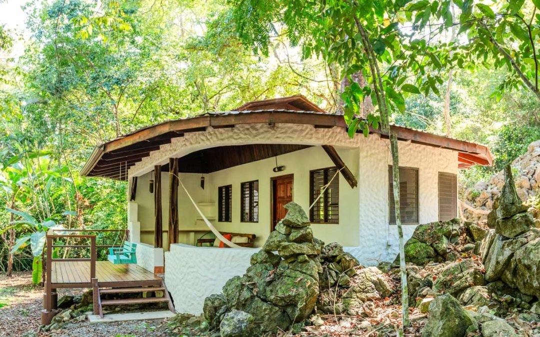 Inside Luna loveshack – Beachfront Rooms Matapalo
